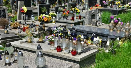 Na cmentarzach w Gdańsku pojawiły się ulotki. "To nieetyczne"