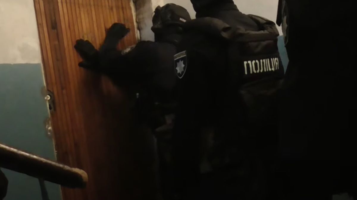 Policja przed mieszkaniem 32-latka z Dniepru.