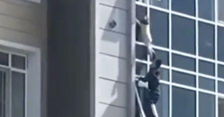 Mrożące krew w żyłach sceny na 8. piętrze. Ocalił 3-letnie dziecko
