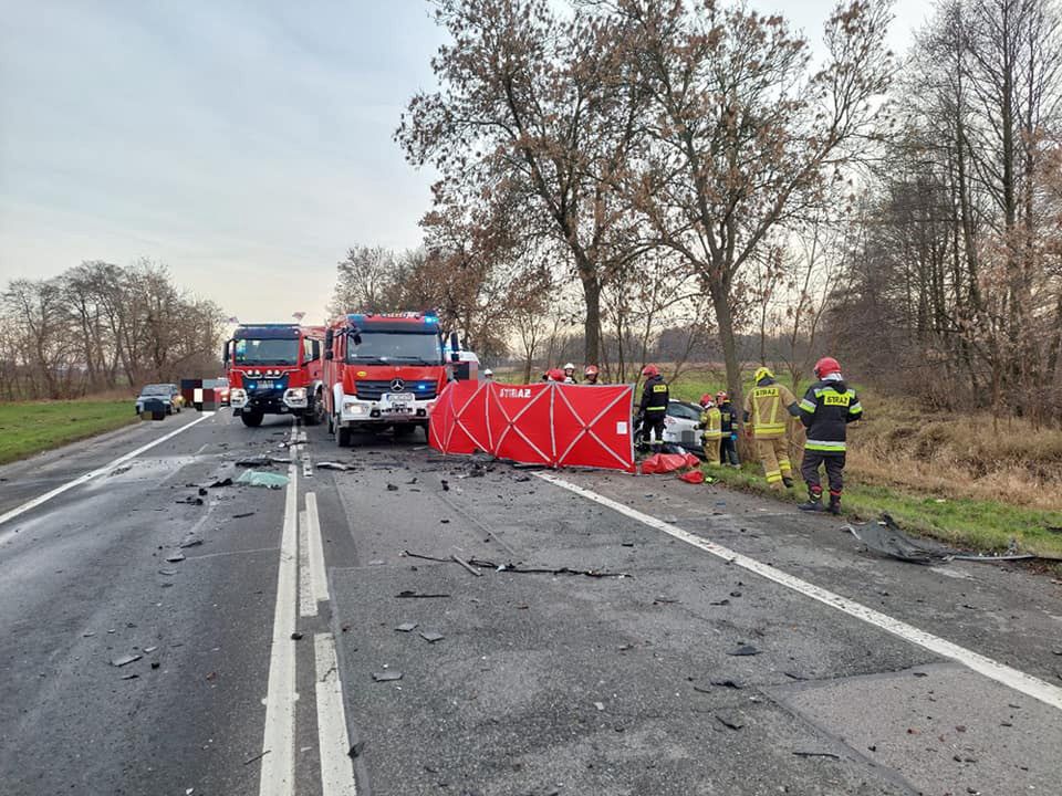Wypadek pod Łodzią. Kierowca osobowego pojazdu zginął na miejscu, jego czteroletnią córeczkę reanimowali ratownicy LPR