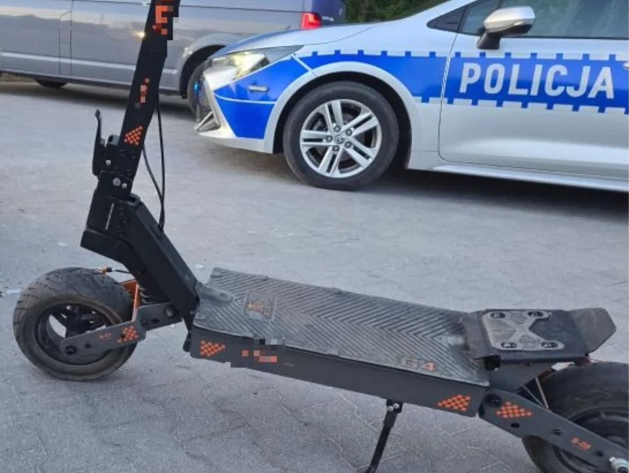Głubczyce: Dwóch chłopców leżało na ulicy, a obok nich hulajnoga elektryczna. Jechali na niej razem