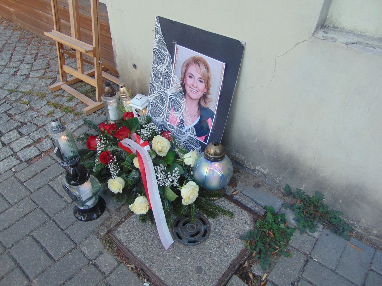 Lewica Płock złożyła kwiaty pod tablicą pamiątkową  posłanki Jolanty Szymanek-Deresz