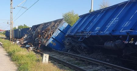 Wykoleił się pociąg towarowy przewożący złom. Z torów wypadły dwa wagony