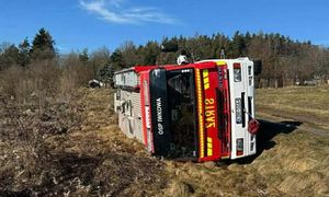 Wóz strażacki przewrócił się w trakcie akcji. Druhna w szpitalu