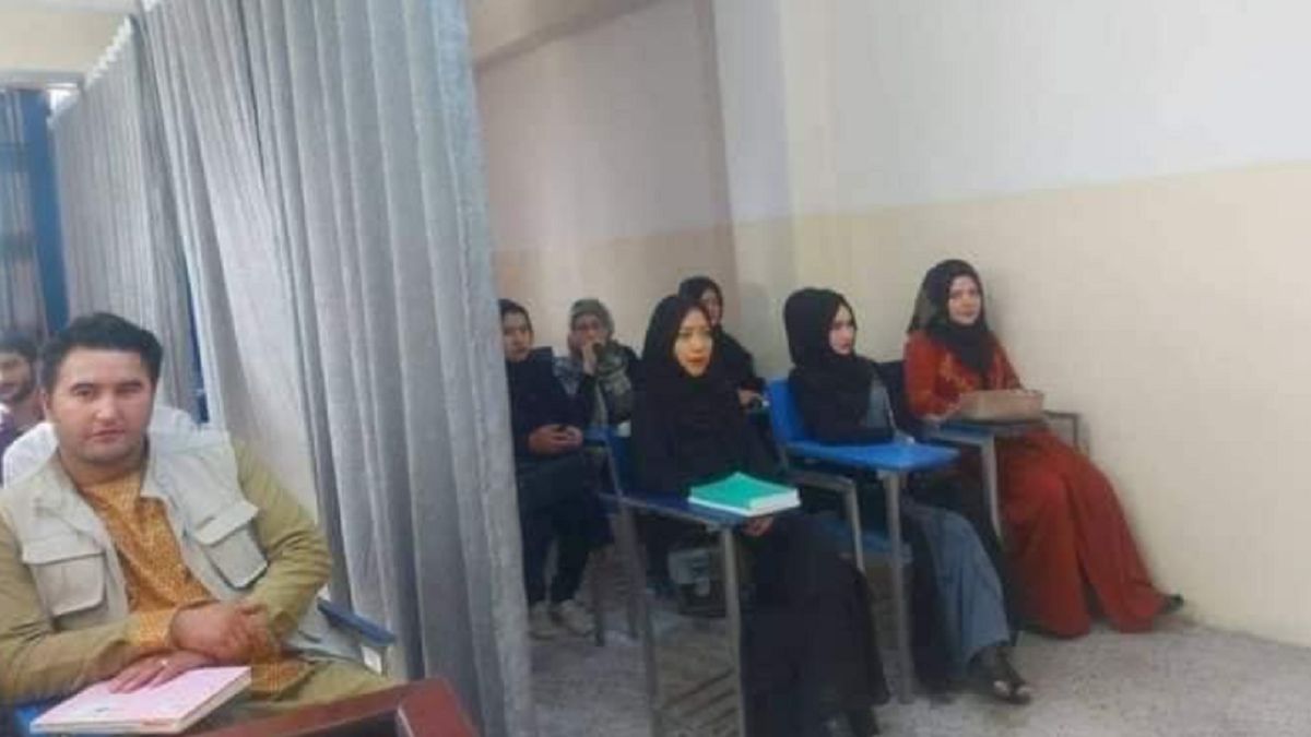 Kobiety i mężczyźni są oddzieleni zasłoną. 