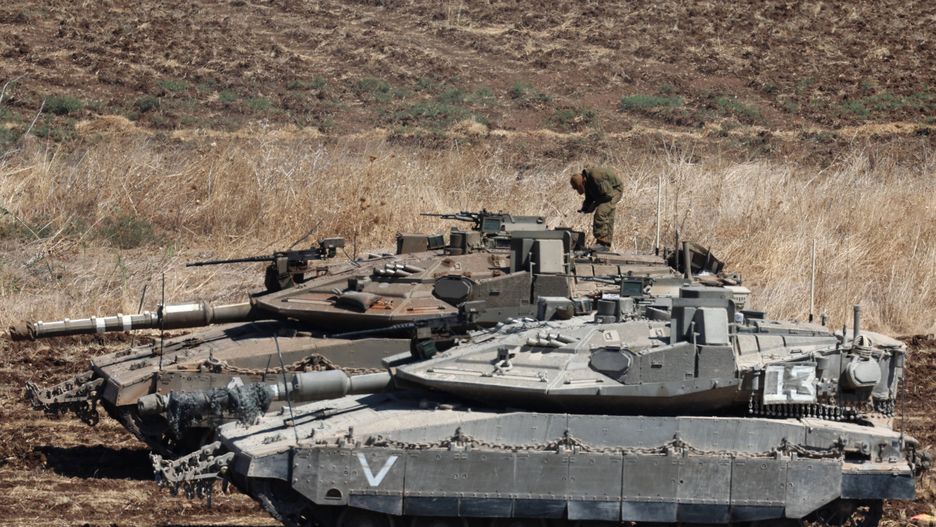 Israeli army soldiers and tanks gather in northern Israel
epa11627948 An Israeli soldier stands on a tank as they gather at an undisclosed location in northern Israel, 27 September 2024. Israel's military stated on 27 September, that the Israel Air Force (IAF) launched dozens of strikes targeting Hezbollah cells and infrastructure in several areas in southern Lebanon.  EPA/ATEF SAFADI 
Dostawca: PAP/EPA.
ATEF SAFADI
military, army, tanks, soldiers