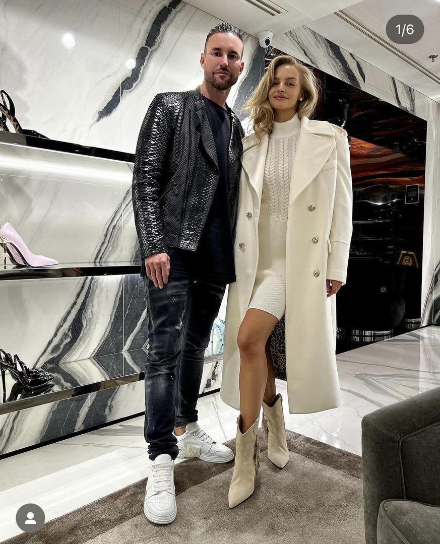 Karolina Pisarek w kremowej sukience 