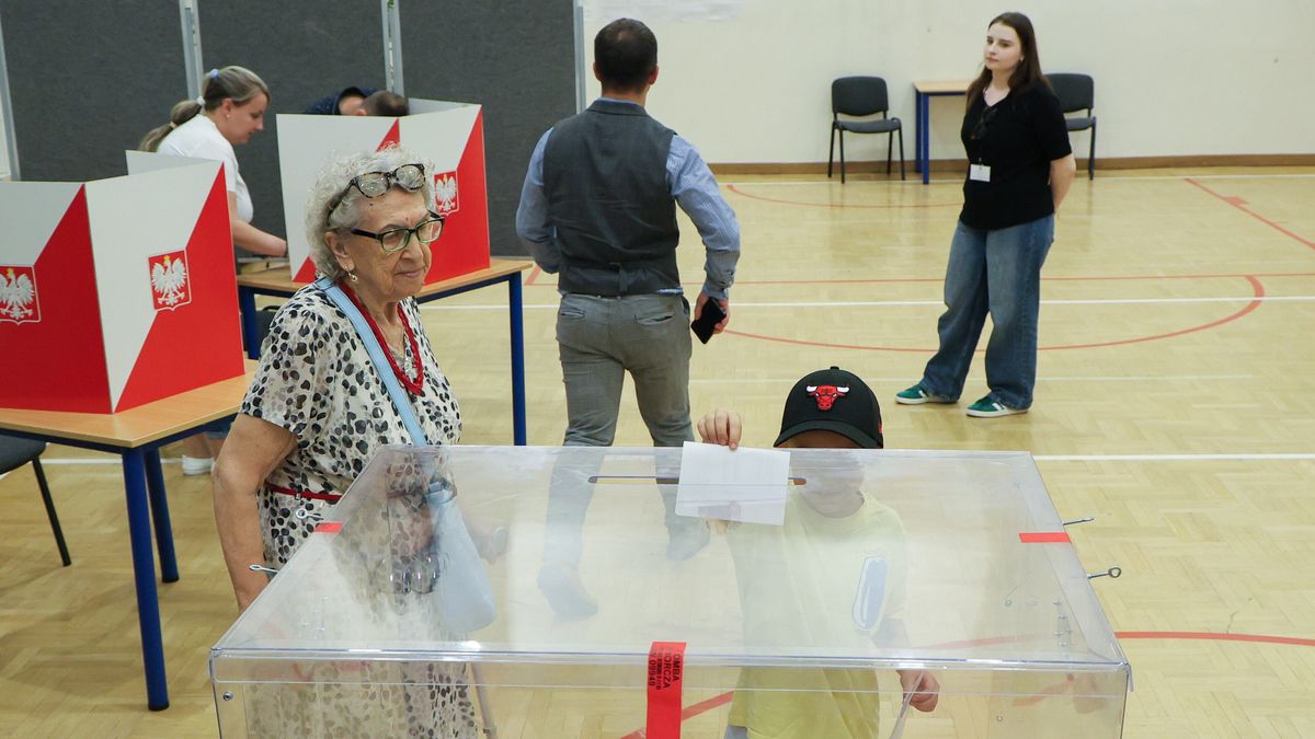 g�osowanie w lokalu wyborczym w Warszawie
Warszawa, 01.06.2025. Wybory prezydenta RP - II tura. G�osowanie w lokalu wyborczym w Warszawie, 1 bm. Trwa g�osowanie w II turze wybor�w prezydenta RP. Do jego zako�czenia obowi�zuje cisza wyborcza. (mr) PAP/Pawe� Supernak
Pawe� Supernak
babcia, ch�opiec, dziecko, g�os, g�osowa�, g�osowanie, I tura, II, II tura, kobieta, lokal wyborczy, prezydenckie, prezydenta rp, seniorka, starsza, urna, wnuczek, wybory