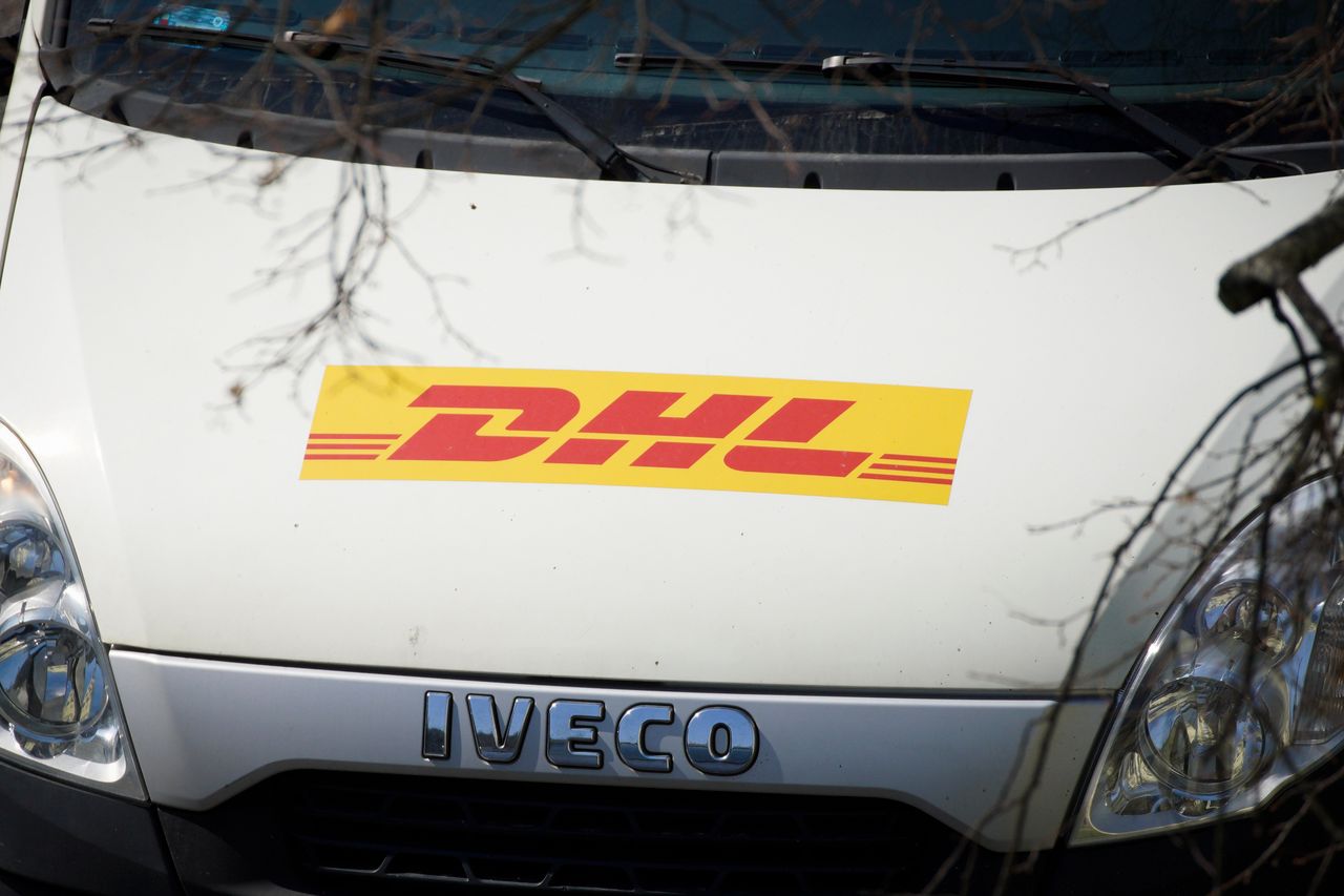 Uwaga na podejrzane e-maile "od DHL-a", fot. Getty Images