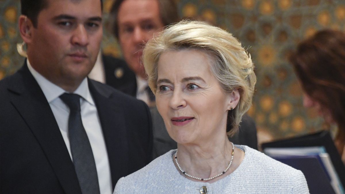 European Commission President Ursula von der Leyen (R) attends a press conference as part of the EU-Central Asia summit in Samarkand, Uzbekistan, 04 April 2025. The first summit between leaders of the EU and five countries of Central Asia was held in Samarkand from 03 to 04 April. EPA/STRINGER Dostawca: PAP/EPA.