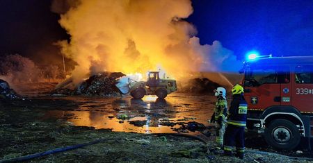 Pożar wysypiska w Bełżycach. "Ogień się nie rozprzestrzenia"