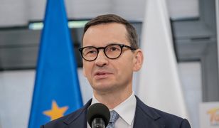 Premier desperacko broni się ws. afery mailowej. Nieoczekiwane porównanie