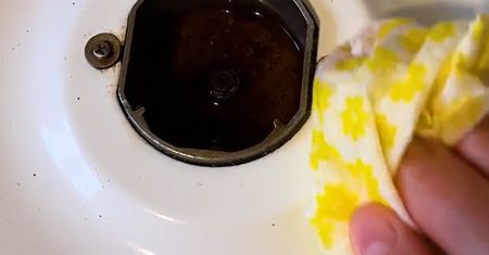 Tak wyczyścisz kuchenkę. Genialny trik. Zero skrobania