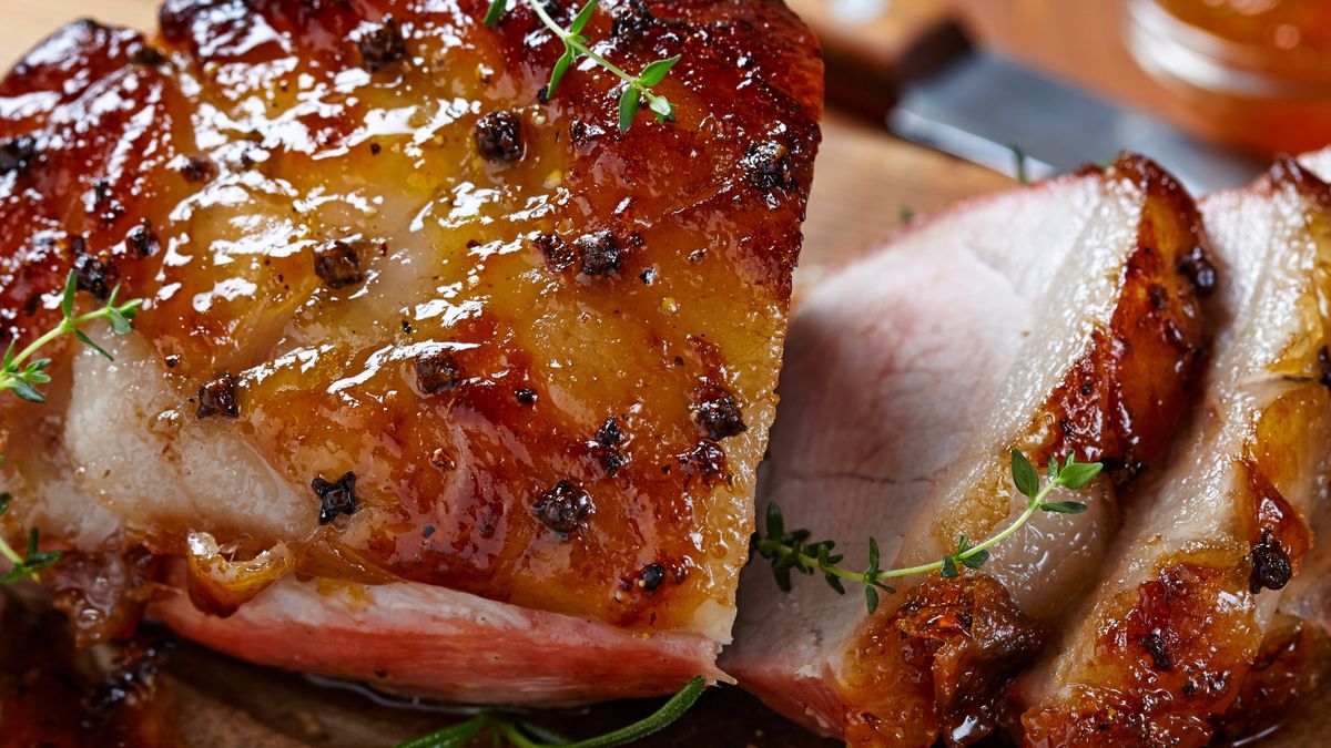 W jakiej temperaturze piec szynkę – przygotowanie i marynata
