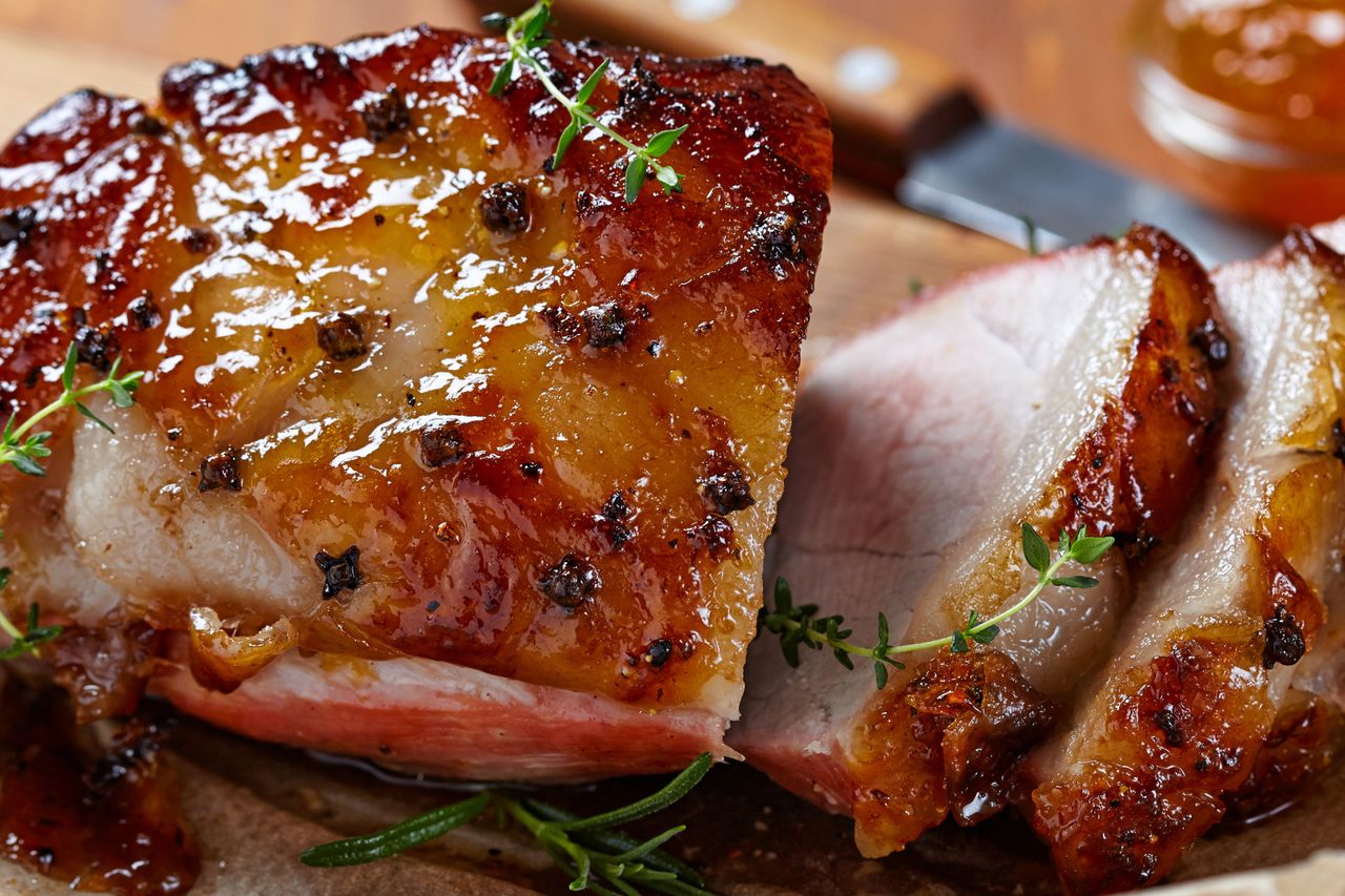W jakiej temperaturze piec szynkę – przygotowanie i marynata