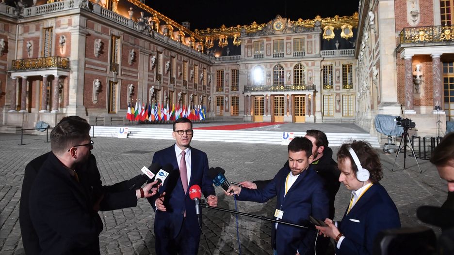 Premier Mateusz Morawiecki podczas konferencji prasowej przed Pałacem Wersalskim