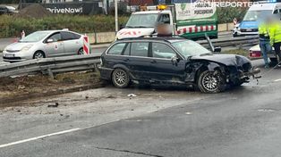 Kierujący BMW wjechał w barierki i latarnię na Wisłostradzie