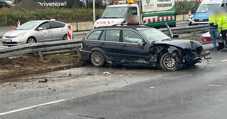 Kierujący BMW wjechał w barierki i latarnię na Wisłostradzie