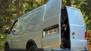 Warszawa: Przyjechał z Francji. Ktoś ukradł mu busa z psem, który był w klatce transportowej
