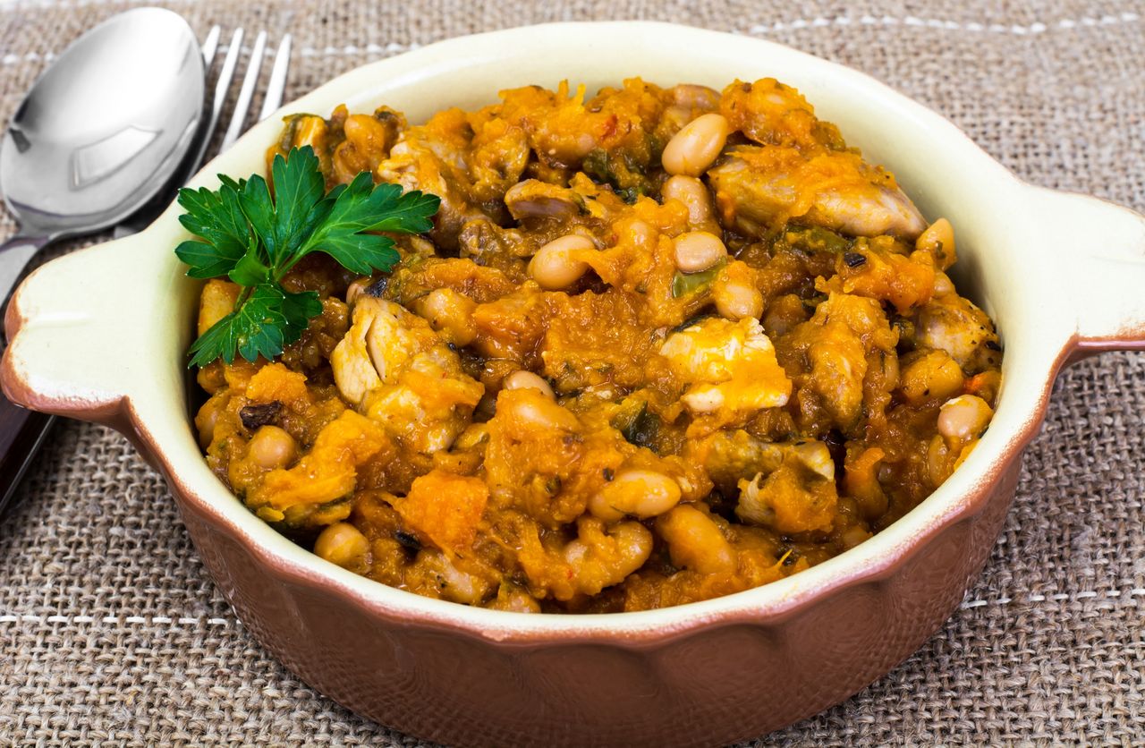 Cassoulet. Francuski gulasz z mięsem i fasolą