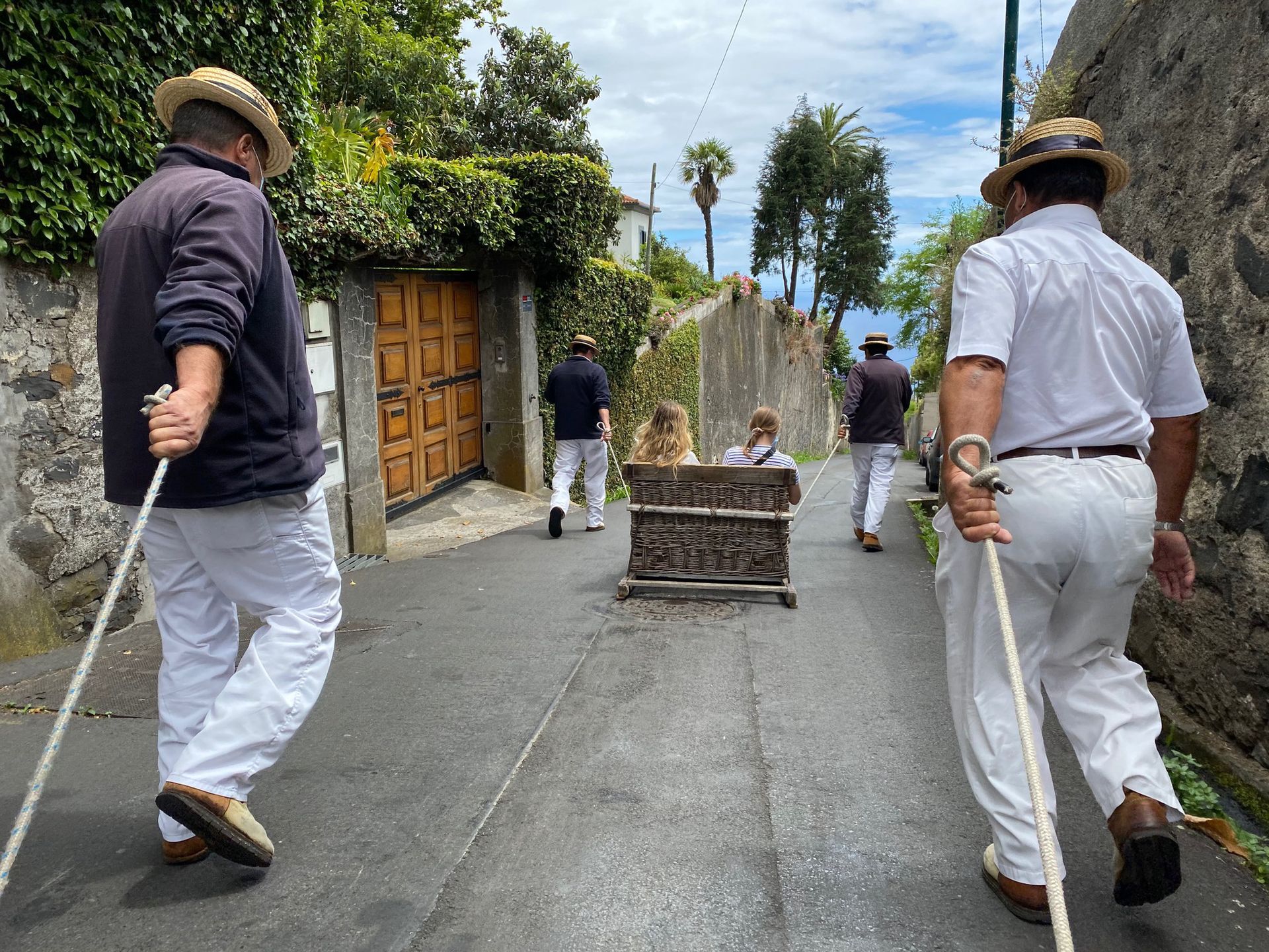 Jedna z największych atrakcji w Funchal - zjazd sanami ze wzgórza 