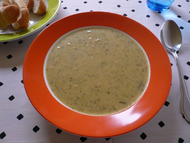 Zupa krem z brokułów jest smaczna i sycąca