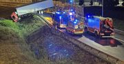 Warszawa: Ciężarówka spadła z nasypu na węźle Opacz. Droga zablokowana