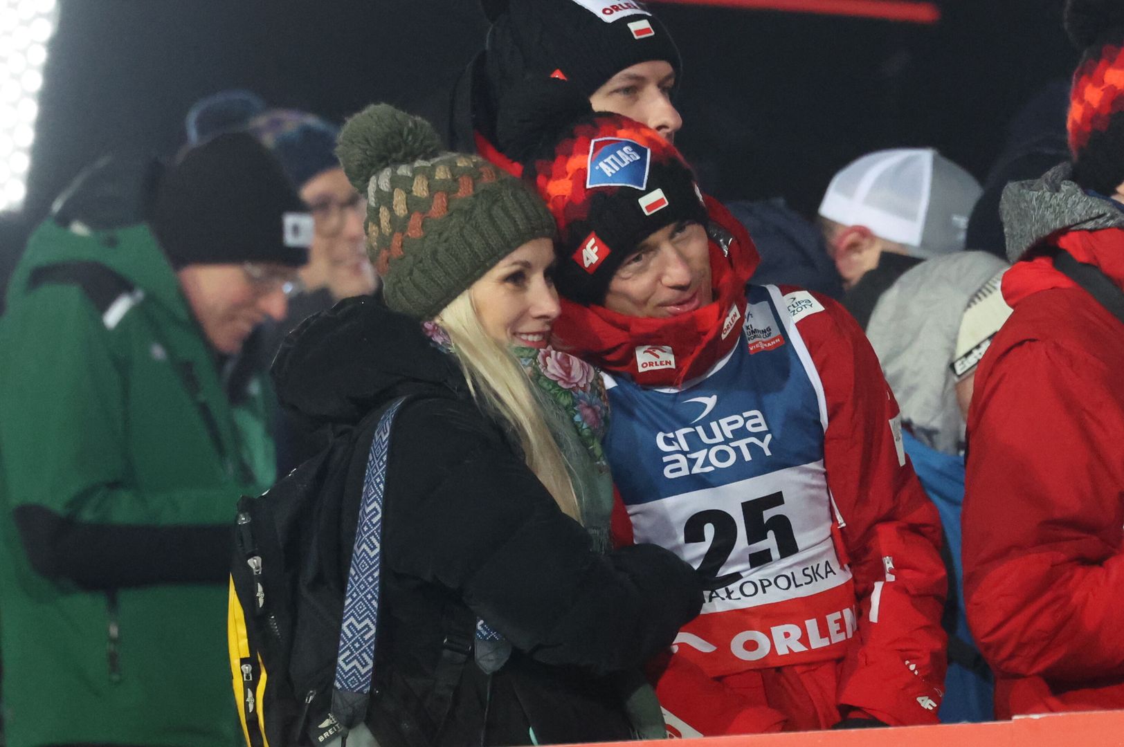 Zakopane, 21.01.2024. Polak Kamil Stoch (P) z żoną Ewą Bilan-Stoch (L) podczas zawodów Pucharu Świata w skokach narciarskich, 21 bm. w Zakopanem. (js) PAP/Grzegorz Momot