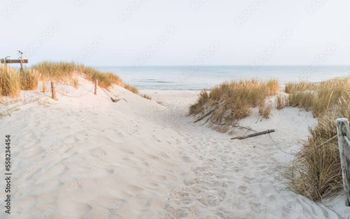 Rajska plaża nad Bałtykiem ukryta przed tłumami. Najpiękniejsze miejsce nad morzem? Wiedzą o nie nieliczni. Tu spotkasz gwiazdy i celebrytów