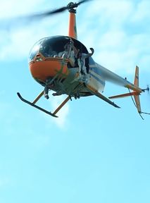 Youtuber przykleił kolegę do helikoptera i odleciał na szczyt głupoty