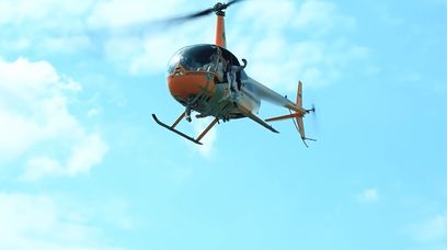 Youtuber przykleił kolegę do helikoptera i odleciał na szczyt głupoty