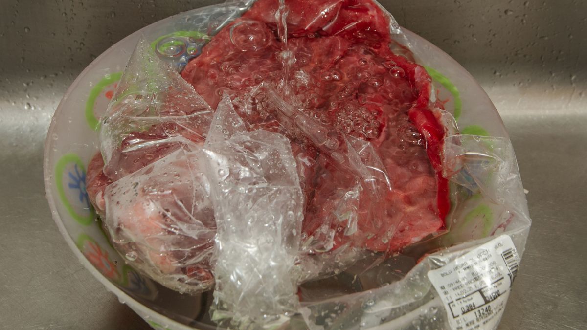 Rozmrażanie mięsa w ciepłej wodzie może być niebezpieczne