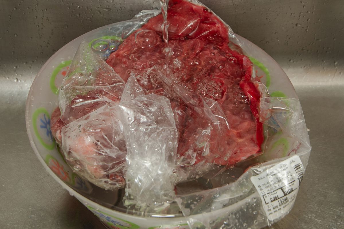 Gefahr beim Auftauen von Fleisch: Tipps für sicheres Handling