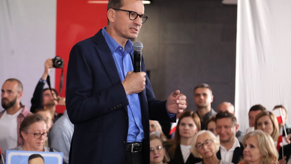 Łomża, 04.10.2023. Kampania wyborcza do parlamentu 2023. Premier Mateusz Morawiecki podczas spotkania z mieszkańcami w Łomży, 4 bm. (sko) PAP/Artur Reszko