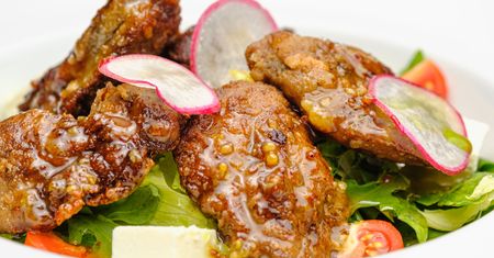 Schab w sosie musztardowym. Kruchy i aromatyczny smak klasyki