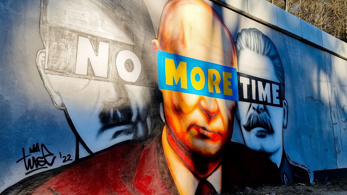 Na zdjęciu gański mural przedstawiający wizerunki Adolfa Hitlera, Władimira Putina i Józefa Stalina. Ich oczy przysłania napis "no more time"
