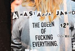 Wrocław. Witryna z kolażami. Wystawa Anastazji Jarodzkiej