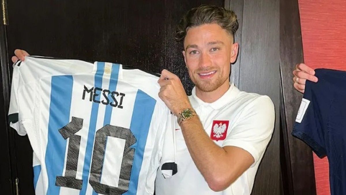 Matty Cash z koszulką Lionela Messiego w dłoniach