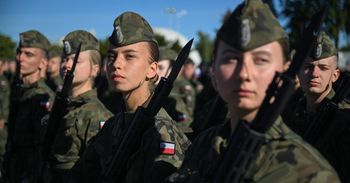 Dęblin: "Służyć wiernie Rzeczypospolitej". Przyszli piloci ślubowali w Szkole Orląt