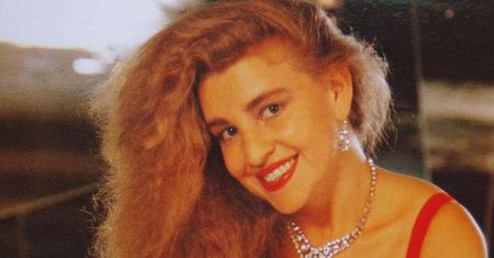 Długo uważała się za dziwadło. W latach 80. robiła karierę w fotomodelingu