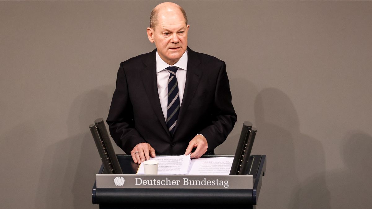epa09642584 German Chancellor Olaf Scholz gives a government declaration during a session of the German Bundestag in Berlin, Germany, 15 December 2021.  EPA/FILIP SINGER Dostawca: PAP/EPA.