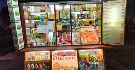 Prowadzi ostatni fast food przy dworcu PKP. "Tylko ja przetrwałam"