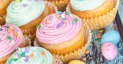 Wielkanocne muffinki. Puszyste i miękkie babeczki z rodzynkami w prostym przepisie