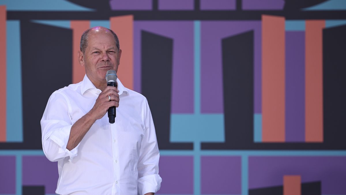 German Chancellor Olaf Scholz speaks to visitors during the open day of the German government at the Chancellery in Berlin, Germany, 20 August 2023. From 19 to 20 August 2023, the Federal Chancellery, the Press and Information Office and the Federal Ministries are open for visitors, to get a glimpse behind the scenes and to see ministers and the chancellor in person. EPA/CLEMENS BILAN Dostawca: PAP/EPA.