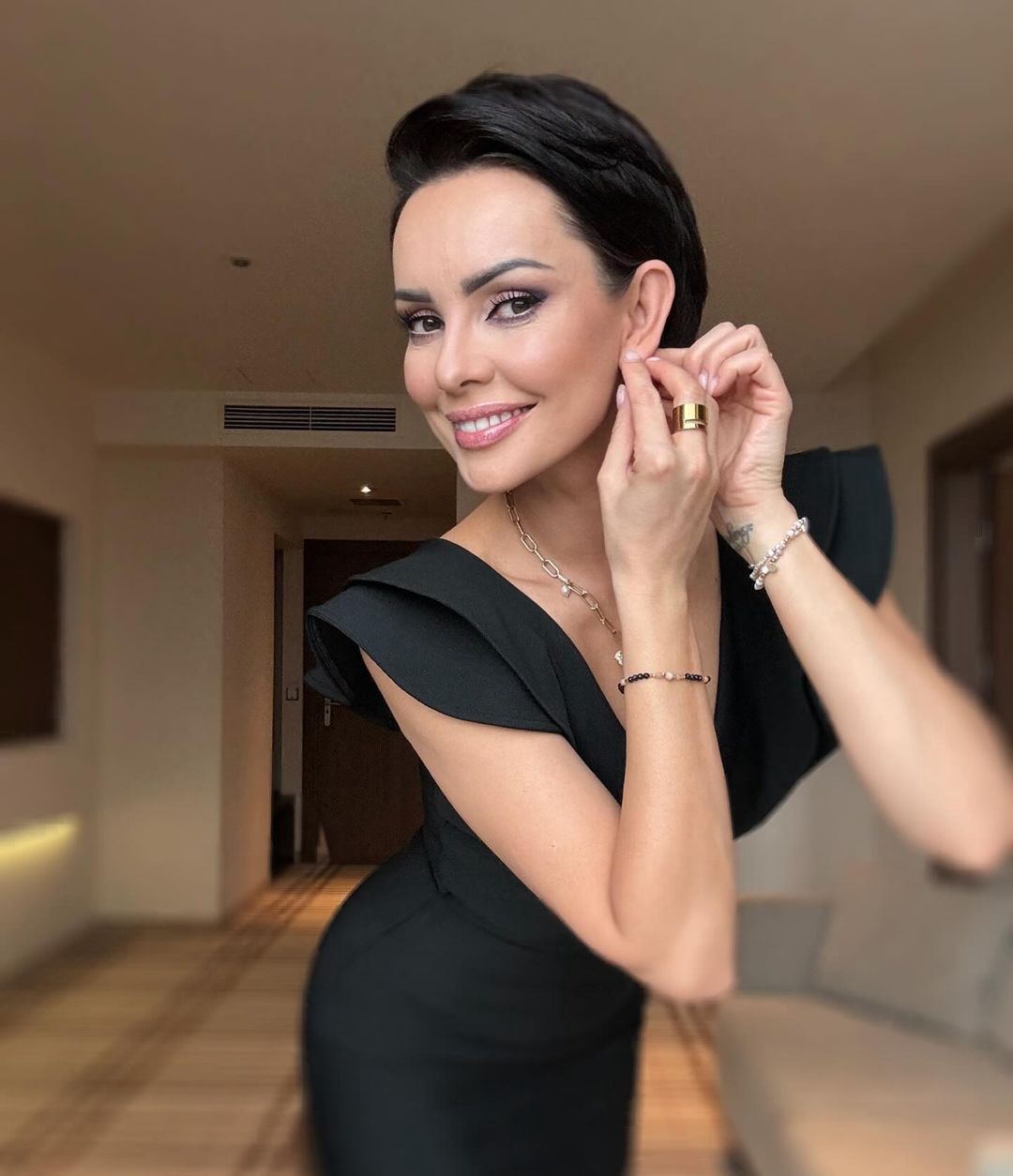 Dorota Gardias w sukience z rękawami motyla