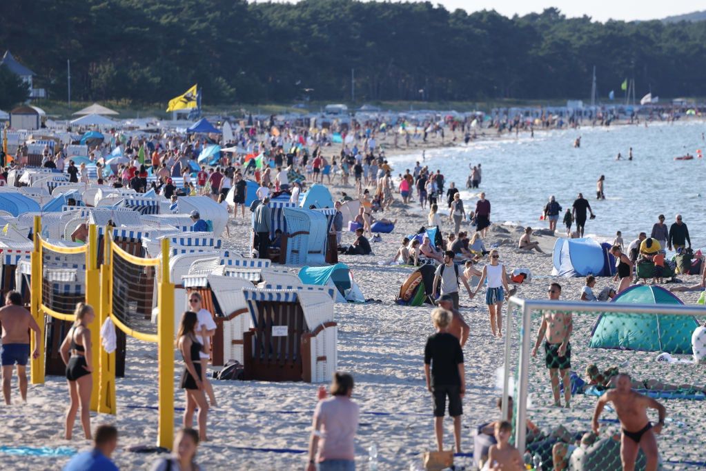 Wyjątkowo ciepły wrzesień sprzyja plażowaniu nad Bałtykiem