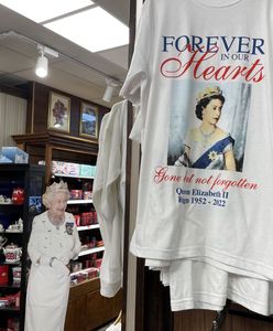 Królewski biznes kwitnie. Elżbieta II na kubkach i koszulkach już jest