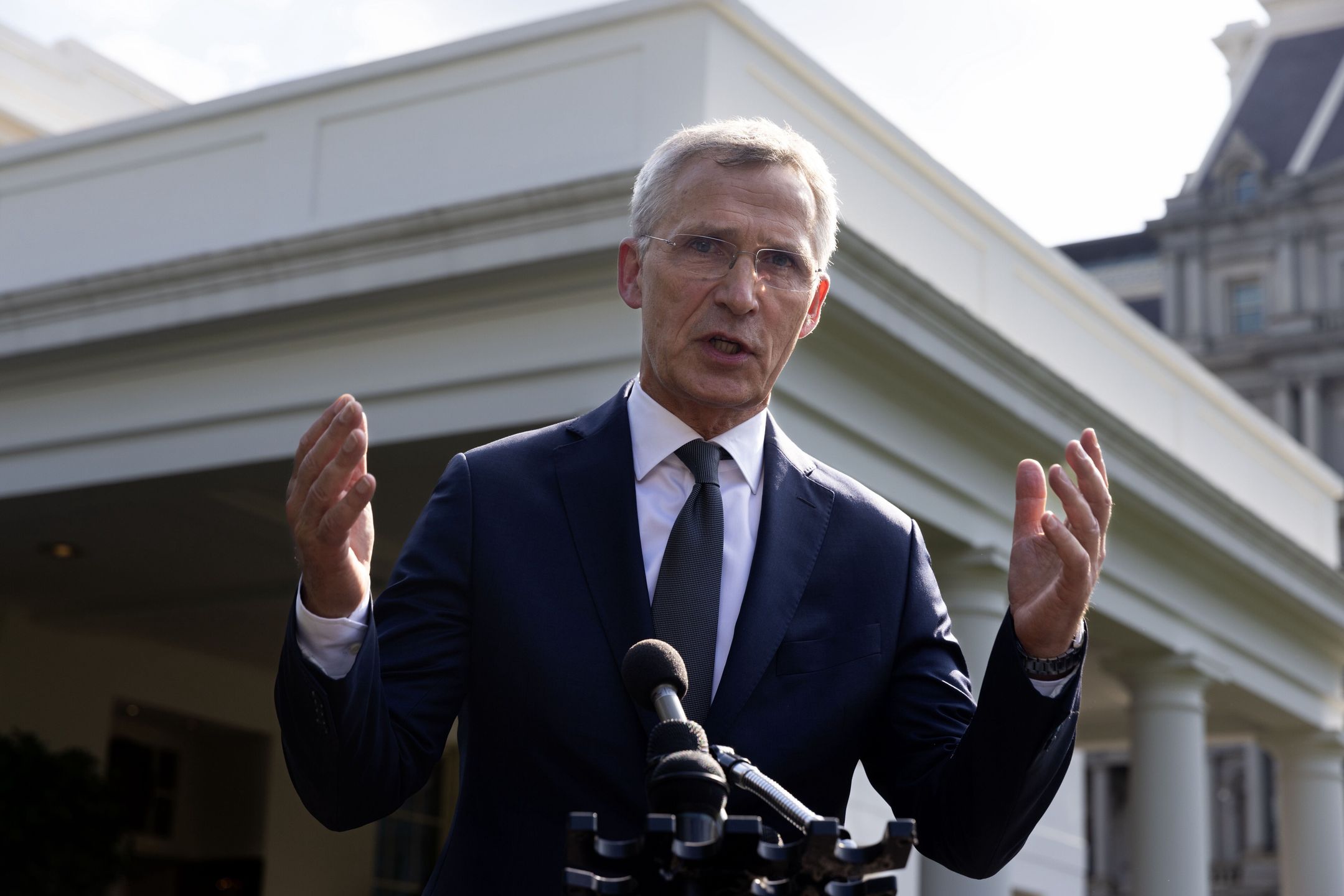 NATO Secretary General Jens Stoltenberg visits the White House
epa11419015 NATO Secretary General Jens Stoltenberg speaks to members of the news media outside the West Wing of the White House following a meeting in the Oval Office with US President Joe Biden (Not Pictured) in Washington, DC, USA, 17 June 2024. US President Joe Biden met with NATO Secretary General Jens Stoltenberg to discuss the ongoing situation in Ukraine and other regional security issues. The 75th anniversary of the NATO alliance will be celebrated at the next NATO Summit, which will be held in Washington, DC, 09-11 July, 2024.  EPA/MICHAEL REYNOLDS 
Dostawca: PAP/EPA.
MICHAEL REYNOLDS