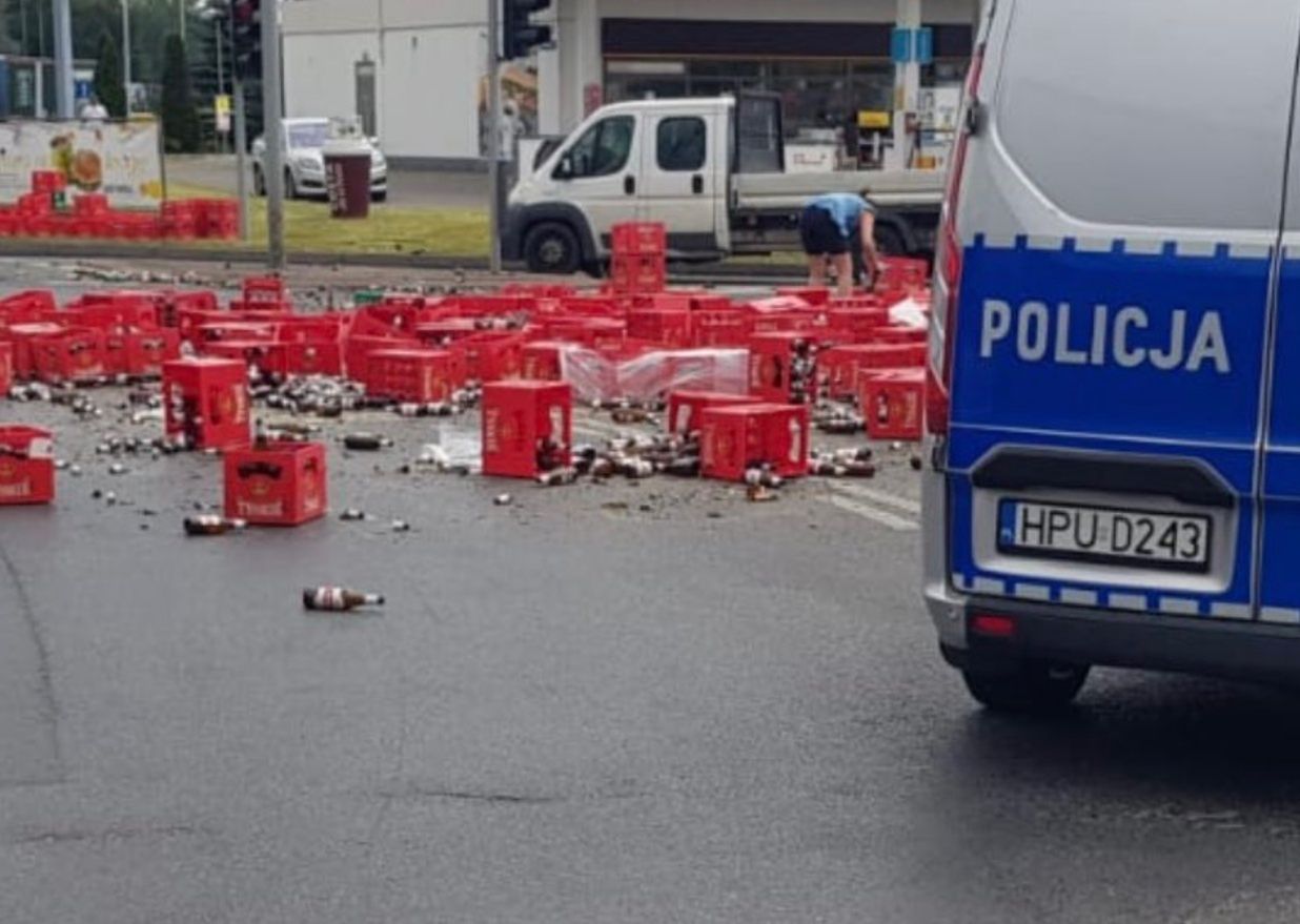 Poznań. Incydent na rondzie Obornickim. Roztrzaskane butelki z piwem