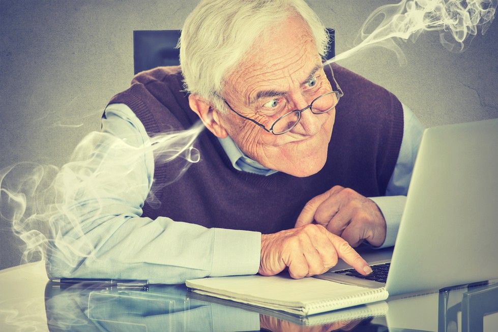 Zdjęcie starszego mężczyzny z laptopem pochodzi z serwisu Shutterctock